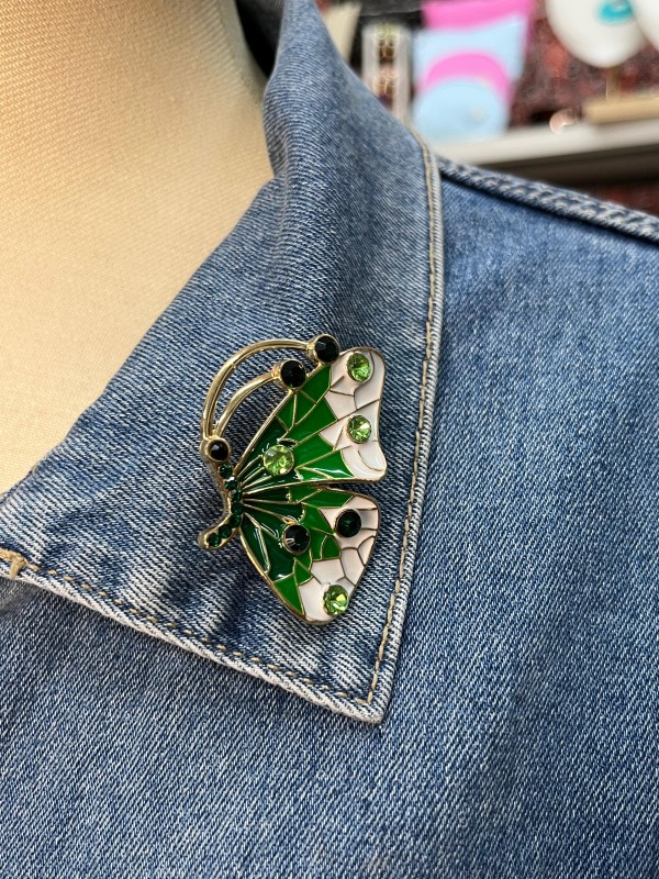 Broche Borboleta Verde com Detalhes em Esmalte e Pedrarias