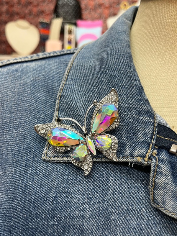 Broche Borboleta com Cristais Coloridos